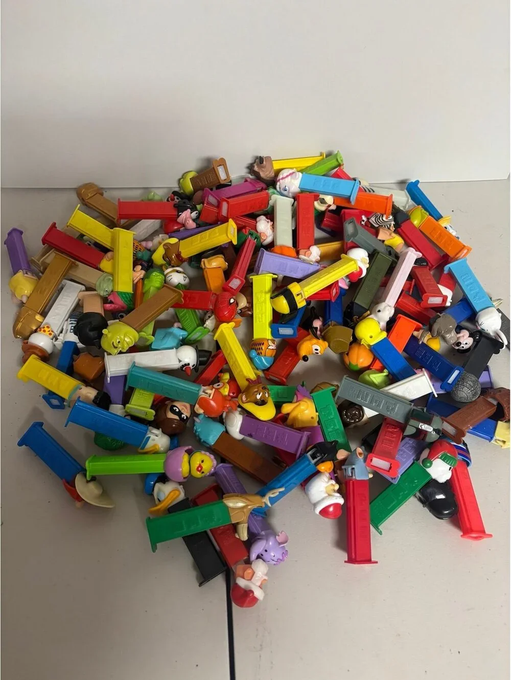 Large PEZ collection of over 100 loose